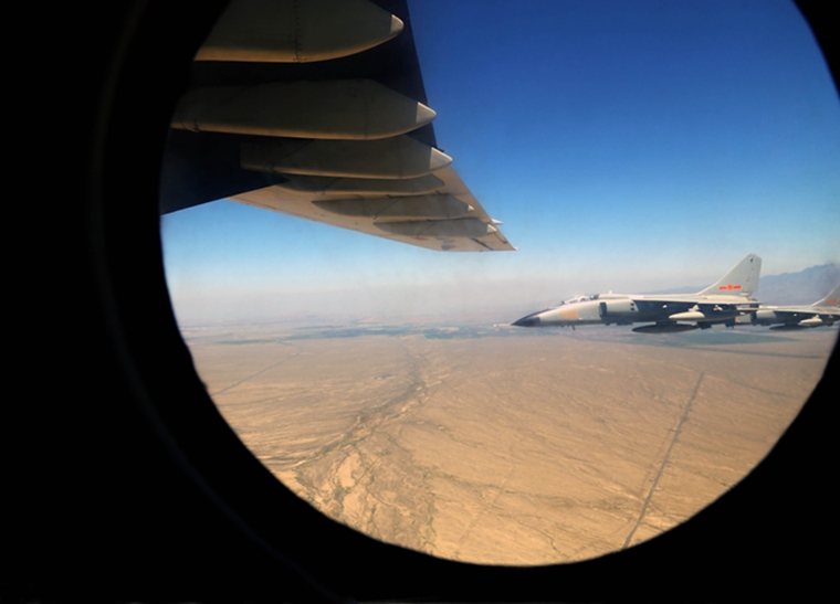 空軍駐疆航空兵某旅飛豹戰機在沙漠戈壁展開體系對抗（7月13日攝）。新華社發（車孟濤攝）