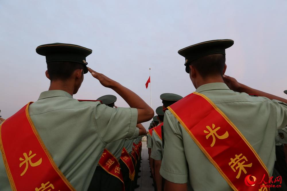 2016年8月30日，武警天安門支隊舉行復退老兵向國旗敬禮儀式。牛成浩攝