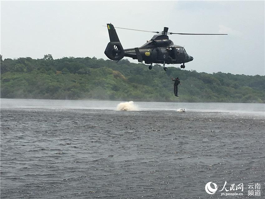 直升機機降戰斗 攝影：赫春富