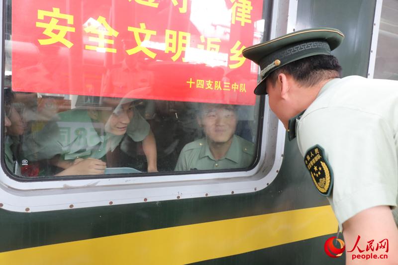武警北京总队部队欢送203名退伍老兵光荣返乡
