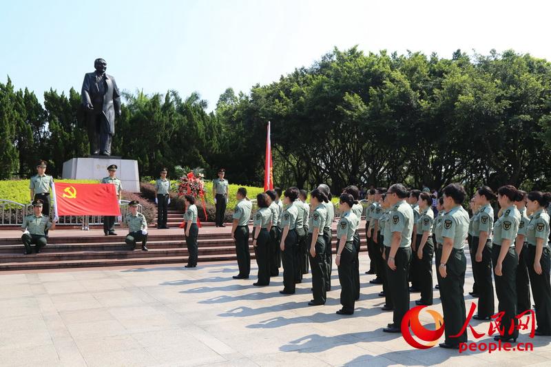 赴深圳蓮花山公園重溫入黨誓詞2