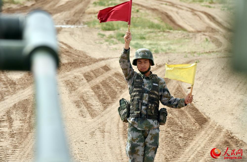 田悅正在指揮步兵戰車進行訓練