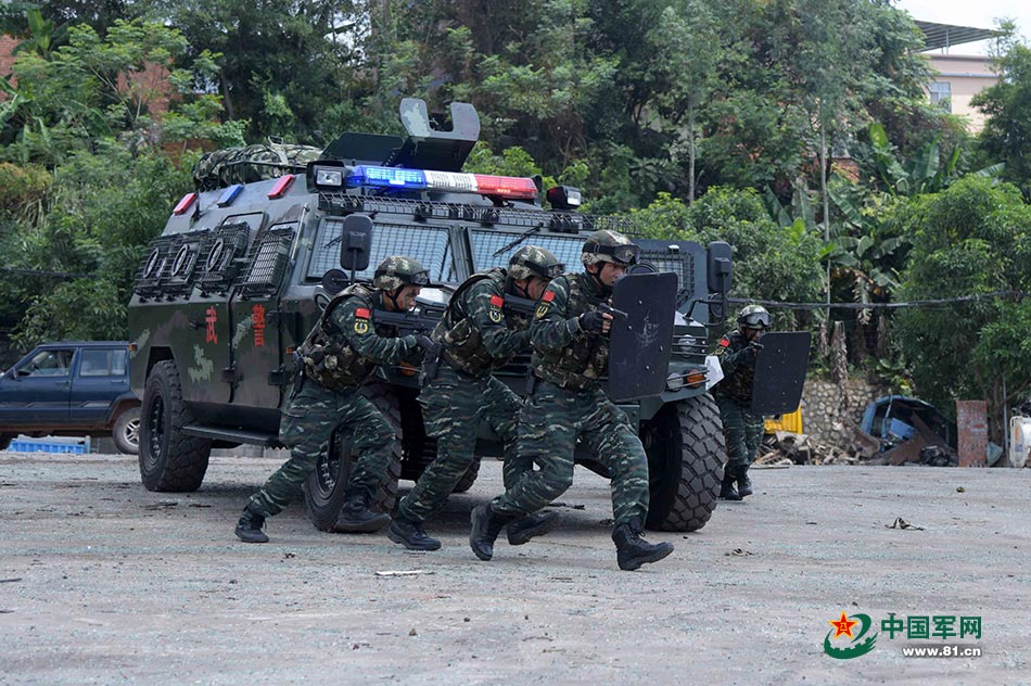 9月8日,武警特战队员以小组为单位进行突击训练.