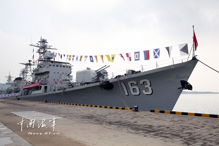 海军南昌舰退役降旗暨交接仪式在某军港举行(图)