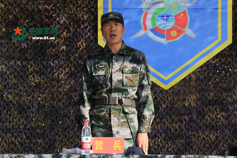 新疆军区贺兵副参谋长作动员讲话。王宁摄