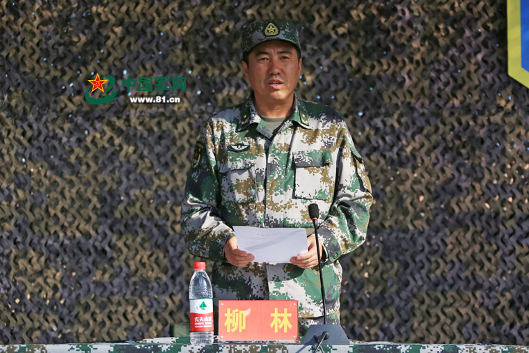 南疆军区副司令员柳林宣读中央军委主席习近平签署的《同意赴吉尔吉斯斯坦参加“和平使命―2016”联合军演命令》。王宁摄
