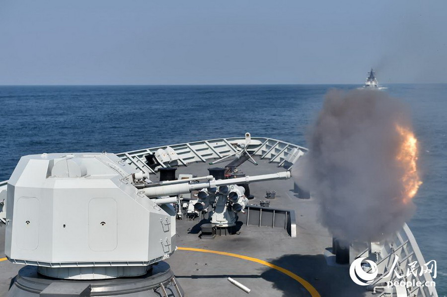9月18日拍攝的“黃山艦”主炮開火瞬間。（人民網記者 翁奇羽 攝）