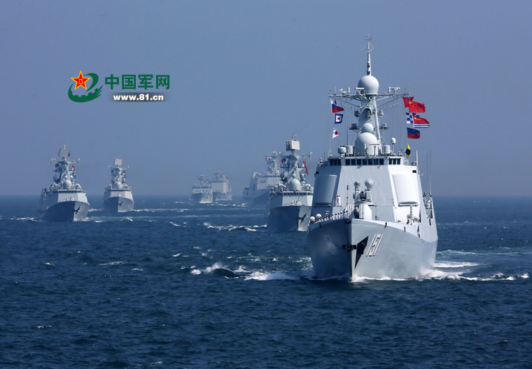 中國海軍艦艇編隊調整隊形參加分航儀式。