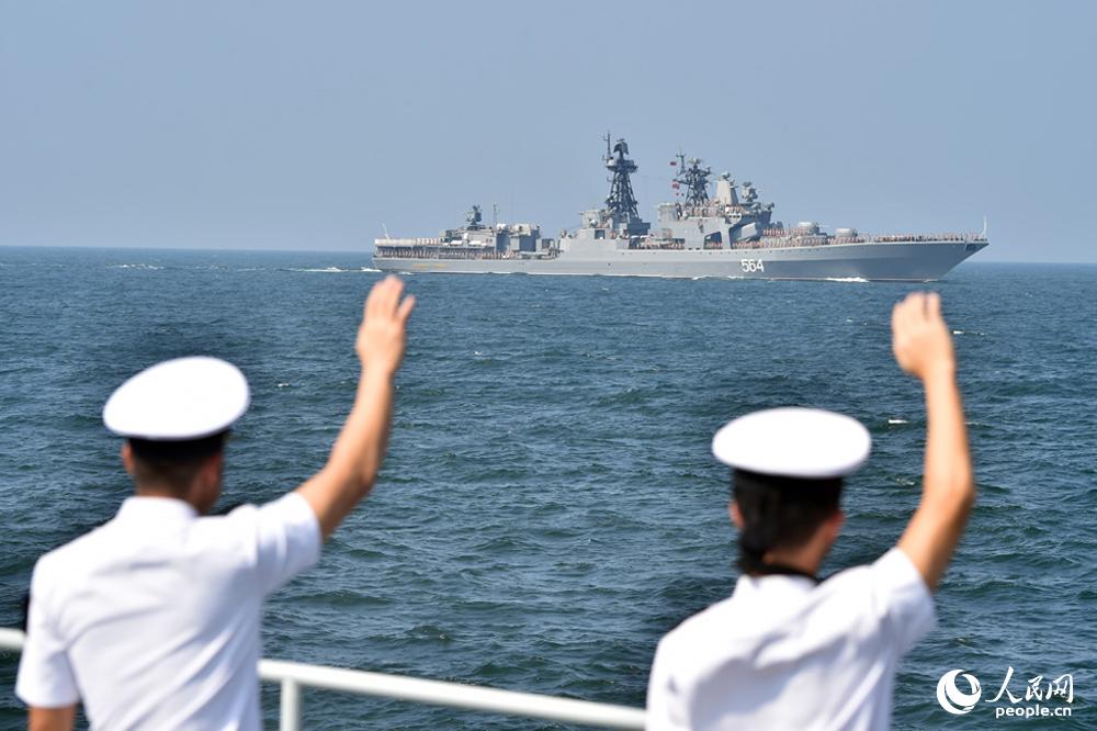 9月19日，中國海軍“黃山艦”官兵在甲板列隊向俄方艦艇揮手告別。（人民網記者 翁奇羽 攝）