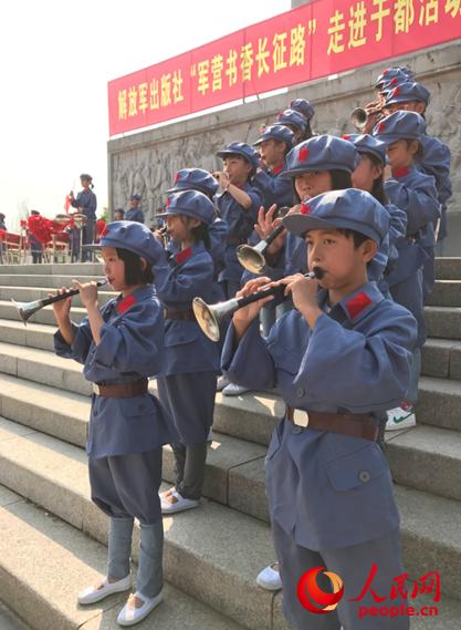 於都是嗩吶之鄉，長征源小學紅娃嗩吶藝術團的孩子們表演了根據《十送紅軍》改編創作的嗩吶合奏《紅娃樂》。 曹舒雅攝