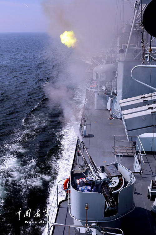 開封艦兩座副炮同時開火攔截靶機。張海龍 攝