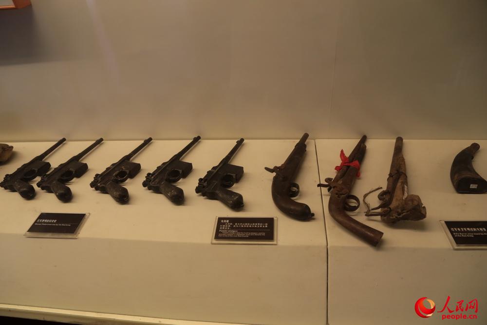 川陝革命根據地紅軍烈士紀念館內展示的紅軍用過的武器。閆嘉琪 攝影