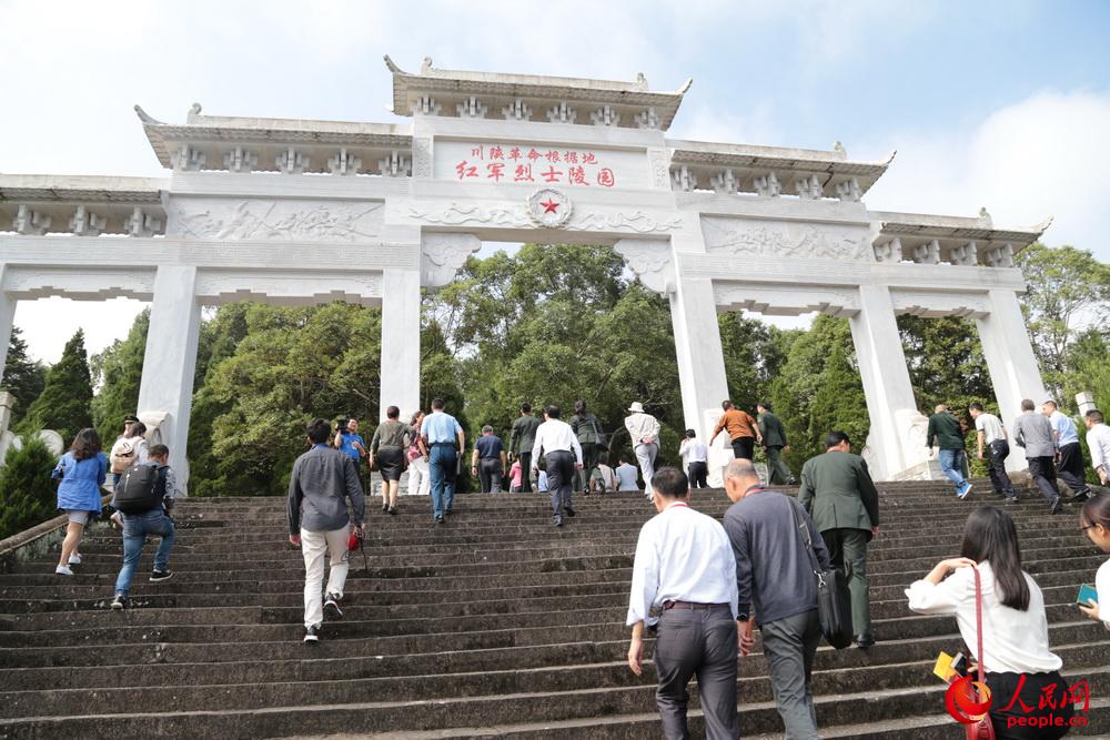 川陝革命根據地紅軍烈士陵園牌坊。閆嘉琪 攝影