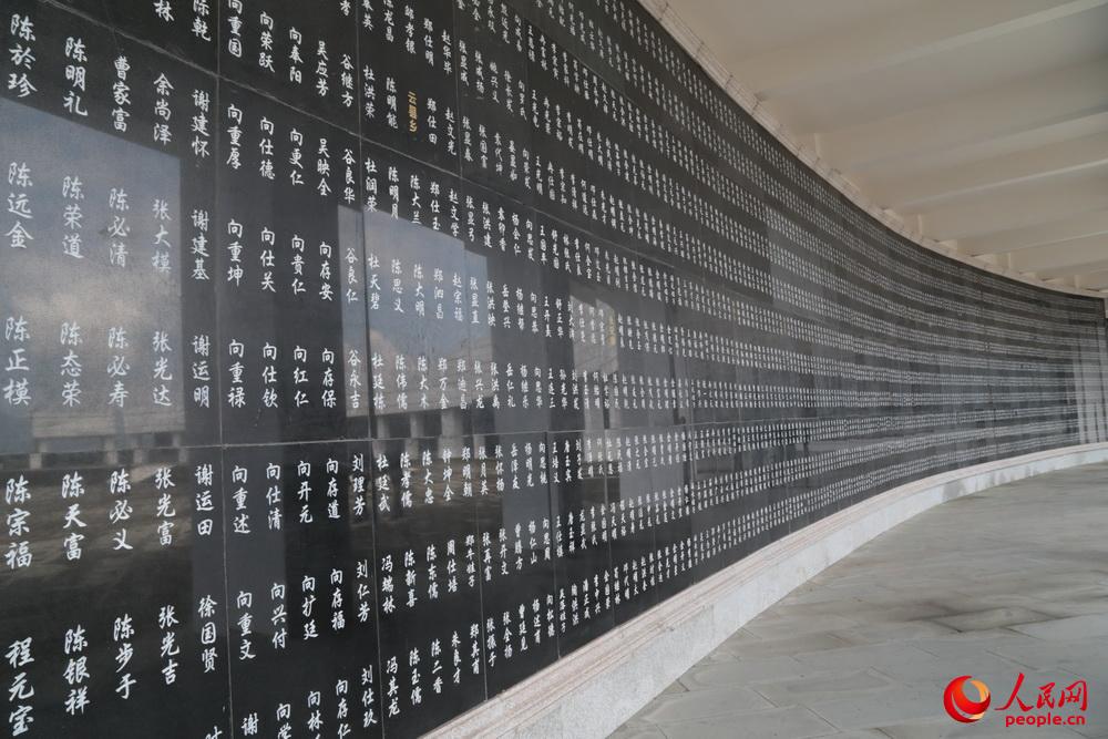 川陝革命根據地紅軍烈士陵園內的英烈紀念牆。閆嘉琪 攝影
