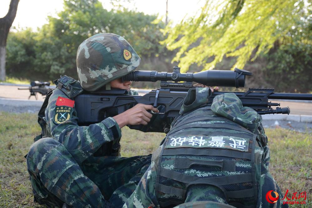 10月9日，武警滁州市支隊特勤排兩名預備隊員正在參加高精度狙擊步槍小組協同射擊考核。