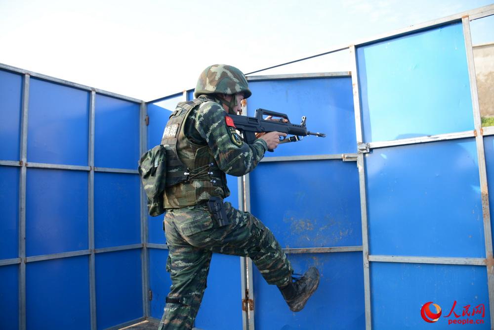 10月9日，武警滁州市支隊特勤排一名預備隊員正在參加小組突入識別射擊考核。