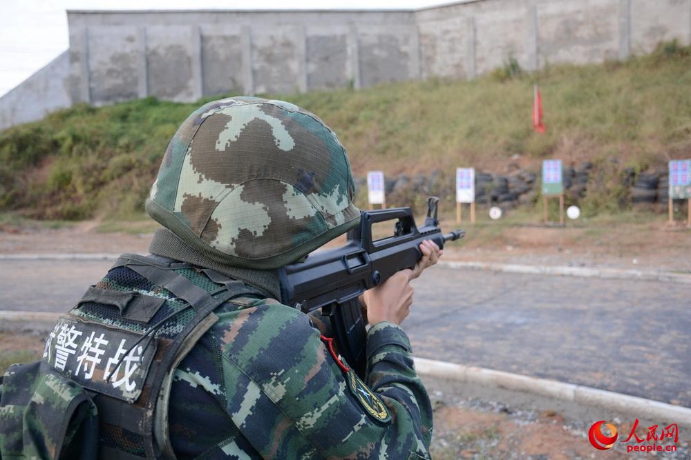 10月9日，武警滁州市支隊特勤排預備隊員正在參加自動步槍對集團目標射擊考核。