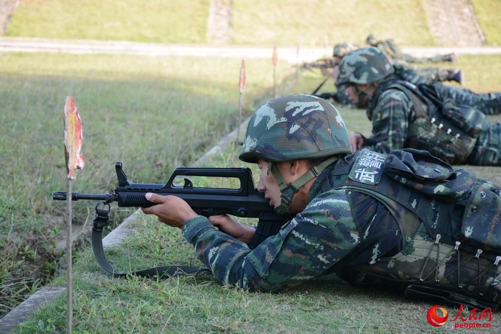 10月9日，武警滁州市支隊特勤排預備隊員正在參步槍精准射擊考核。