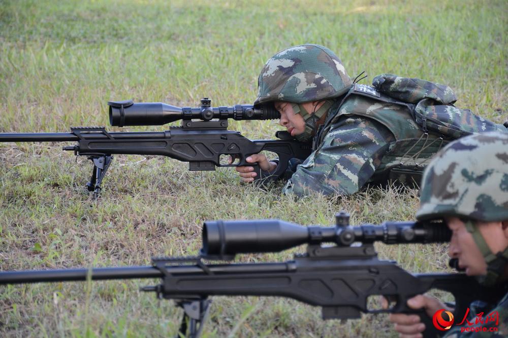 10月9日，武警滁州市支隊特勤排兩名預備隊員正在參加狙擊手選拔考核。