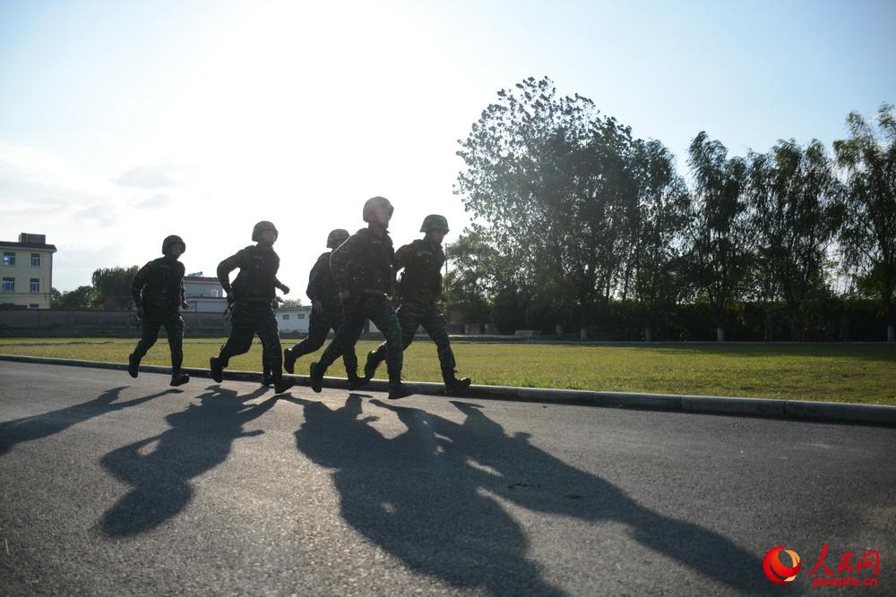 10月9日，武警滁州市支隊特勤排預備隊員正在參加一公裡奔襲射擊考核。