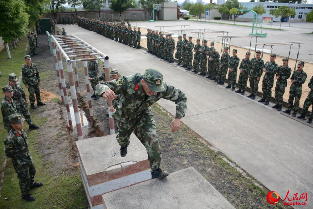 10月9日，武警滁州市支隊特勤排預備隊員正在參加400米障礙考核。