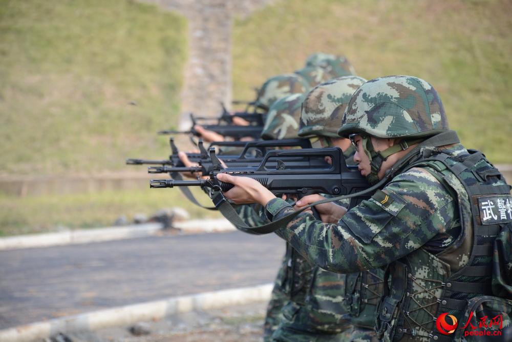 10月9日，武警滁州市支隊特勤排預備隊員正在參加自動步槍對集團目標射擊考核。