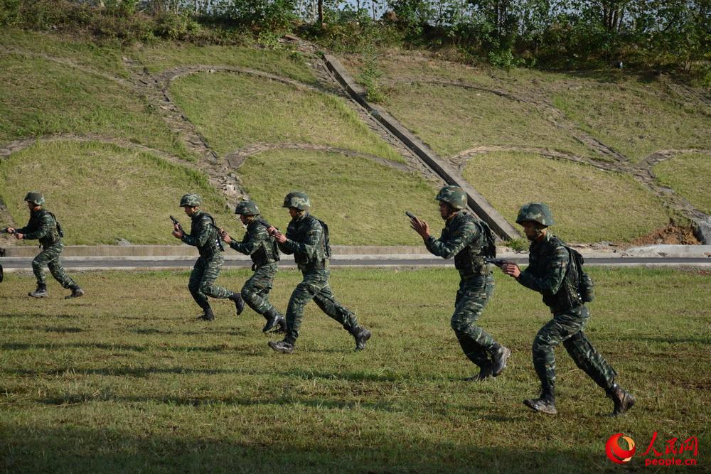 10月9日，武警滁州市支隊特勤排預備隊員正在參加手槍快速精度射擊考核。