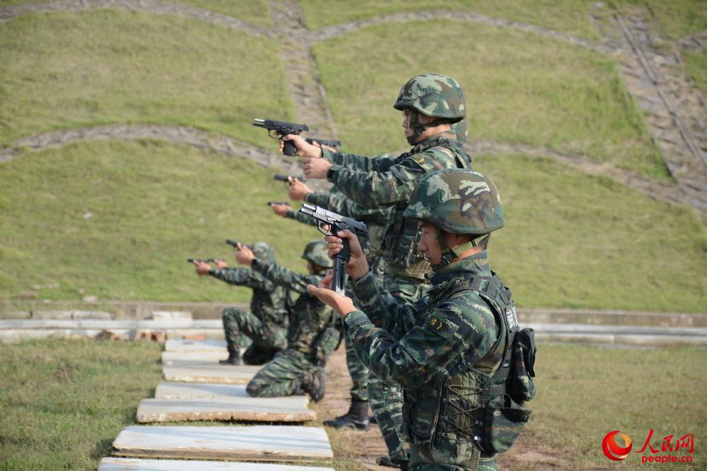 10月9日，武警滁州市支隊特勤排預備隊員正在參加手槍快速精度射擊考核。