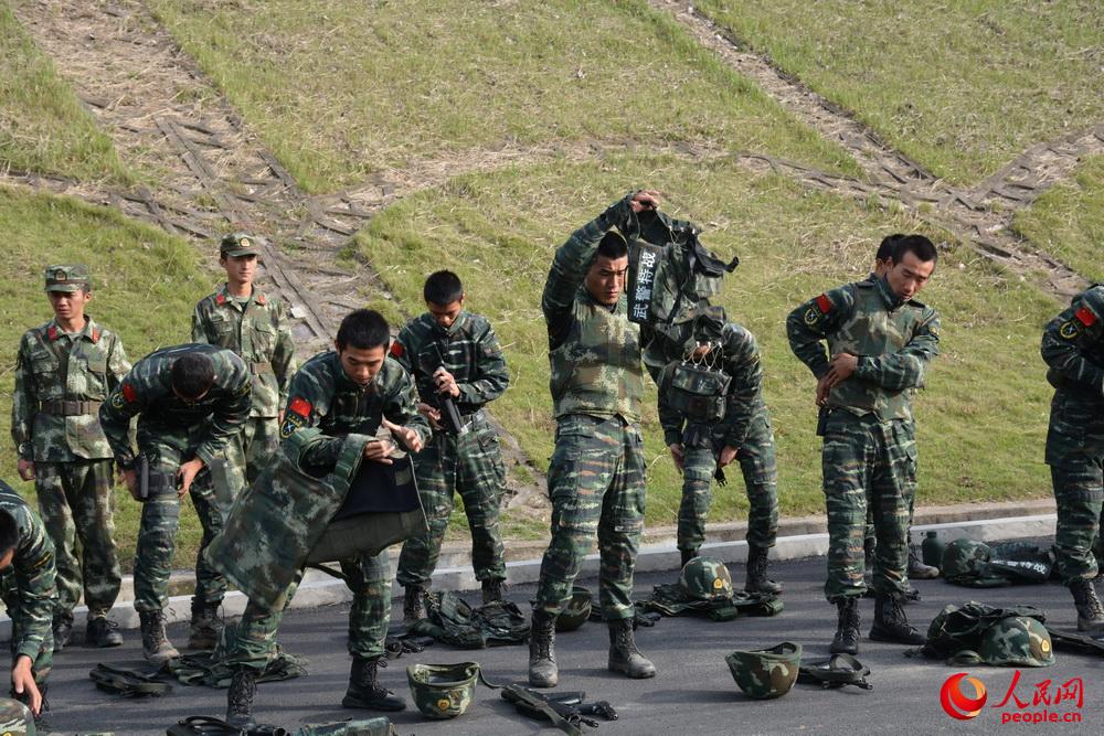 10月9日，武警滁州市支隊特勤排預備隊員正在穿戴約20斤重的特戰裝備。
