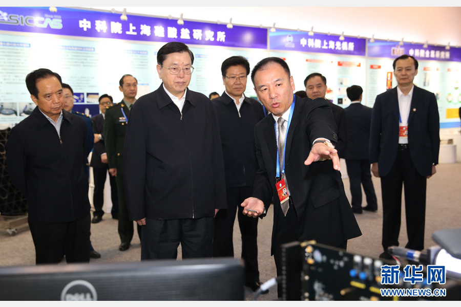 10月19日，中共中央政治局常委、全國人大常委會委員長張德江在北京參觀第二屆軍民融合發展高技術成果展。 新華社記者 馬佔成 攝