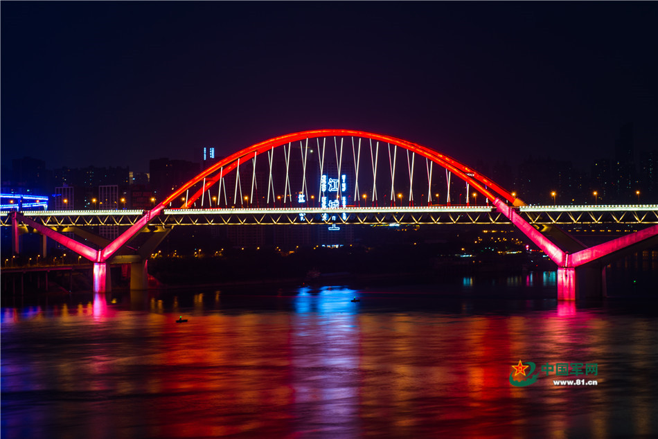 菜園壩長江大橋夜景。李相博攝影