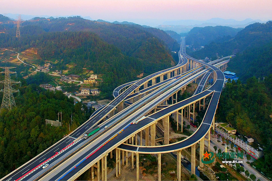 重慶黔江區黔恩高速公路高架橋。