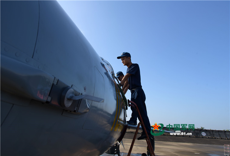 10月21日，南部戰區空軍航空兵某團組織改裝戰機首飛訓練。秦安科攝