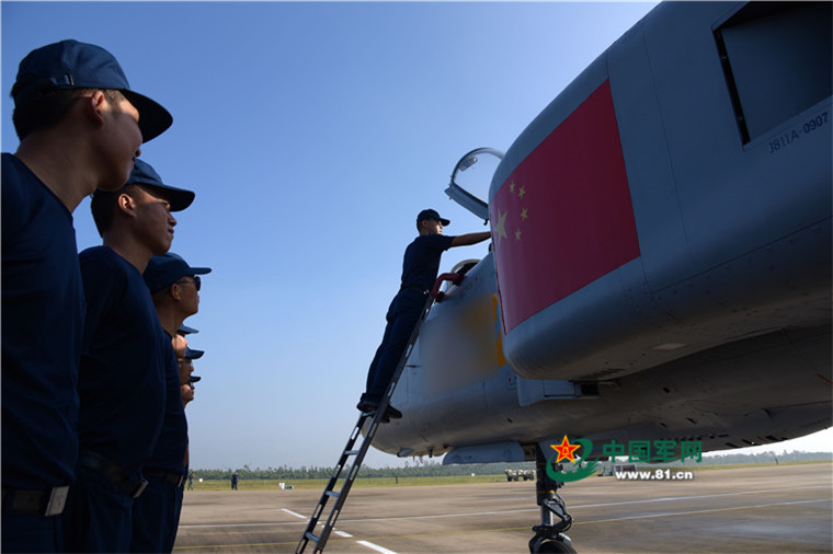 10月21日，南部戰區空軍航空兵某團組織改裝戰機首飛訓練。秦安科攝