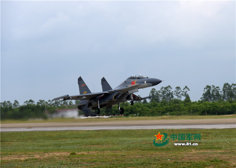 10月21日，南部战区空军航空兵某团组织改装战机首飞训练。秦安科摄