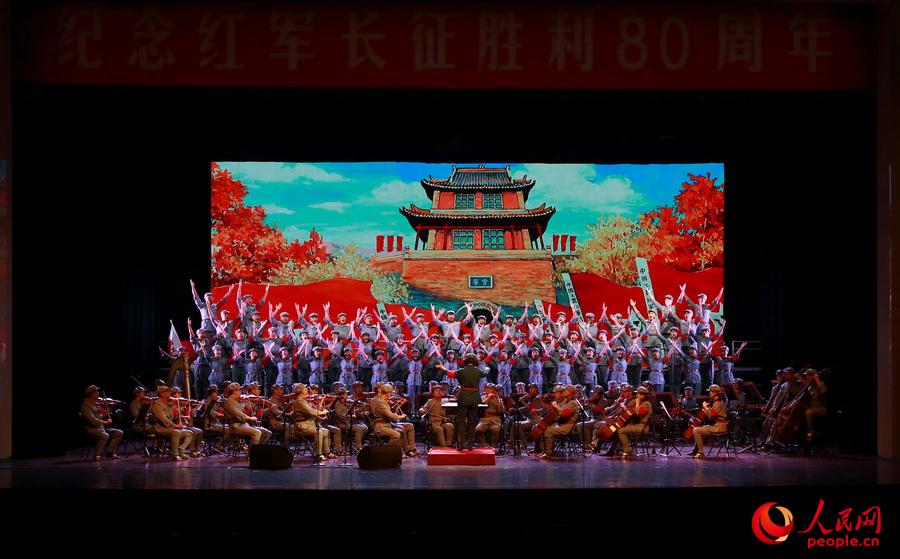 空軍黨委機關組織觀看大型聲樂套曲《長征組歌——紅軍不怕遠征難》。