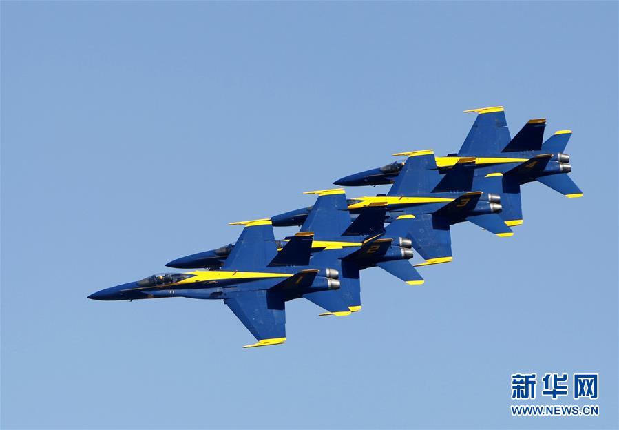 美國海軍“藍天使”飛行表演隊進行飛行表演。 宋穹攝