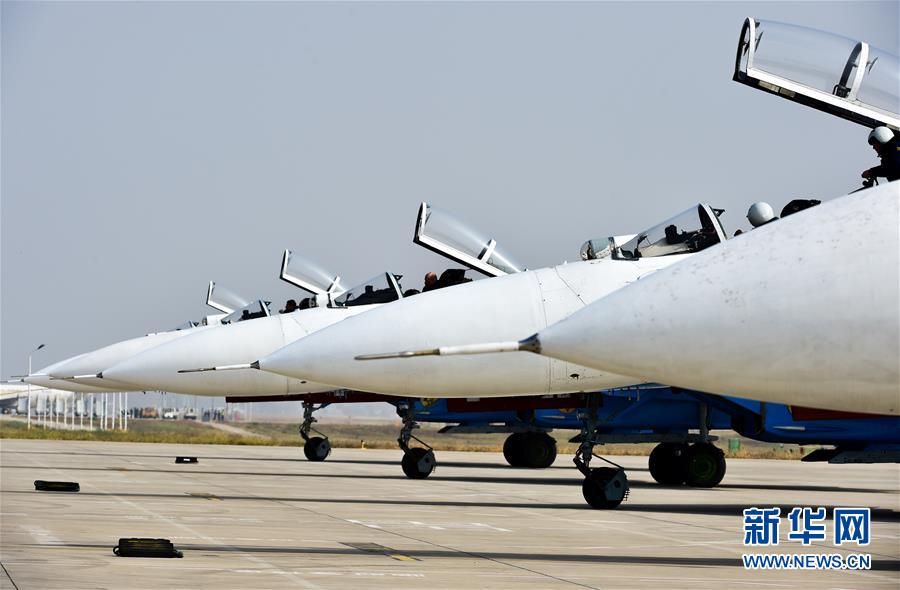 10月25日，蘇-27表演機停靠在呼和浩特白塔國際機場。 連振攝