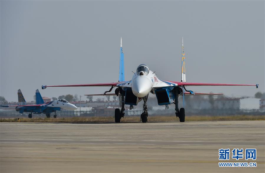 10月25日，蘇-27表演機在呼和浩特白塔國際機場滑行。 連振攝