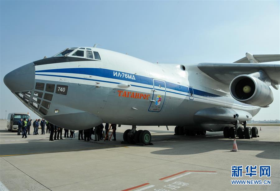 10月25日，伊爾-76保障機停靠在呼和浩特白塔國際機場。 連振攝