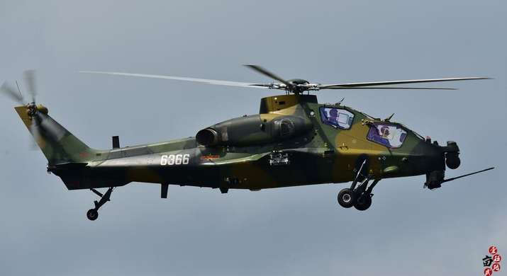直10武裝直升機疑似已經抵達珠海航展現場並進行試飛，採用了大色塊的非數碼迷彩涂裝。