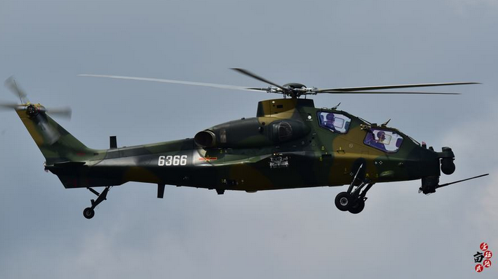 直10武裝直升機疑似已經抵達珠海航展現場並進行試飛，採用了大色塊的非數碼迷彩涂裝。