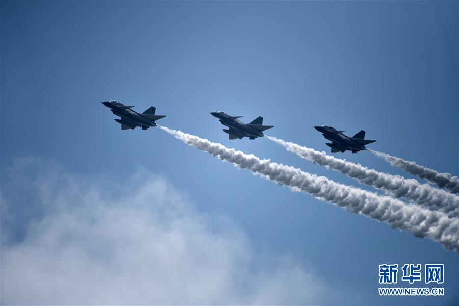 中國空軍“八一”飛行表演隊飛抵珠海機場上空。 梁旭攝