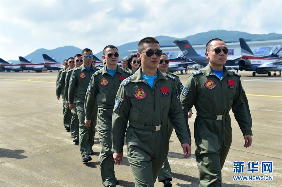 中國空軍“八一”飛行表演隊的飛行員們亮相珠海。 梁旭攝