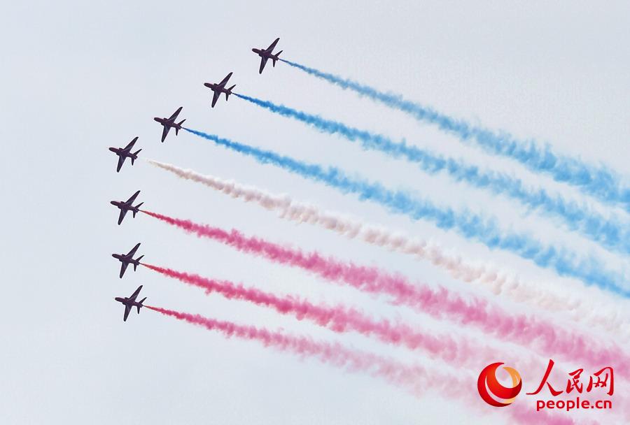 英國“紅箭”飛行表演隊亮相珠海航展,秀出多個高難度動作。（攝影：人民網記者 翁奇羽）