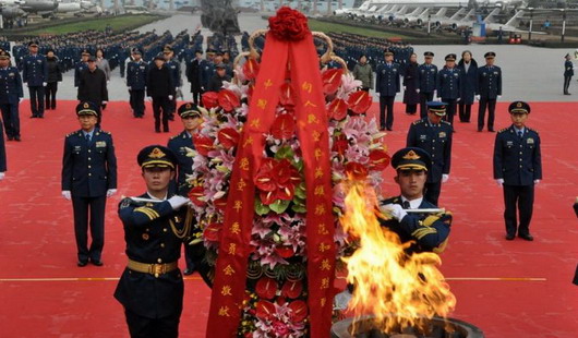 空军举行向英雄纪念墙敬献花篮仪式缅怀先烈