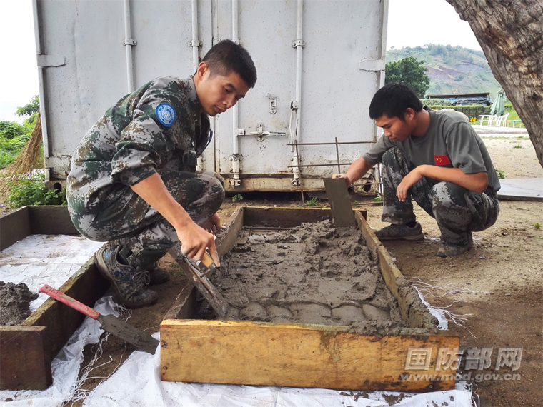 中國駐剛果（金）維和工兵分隊順利完成南基伍旅旅部下水道蓋板修復工程。