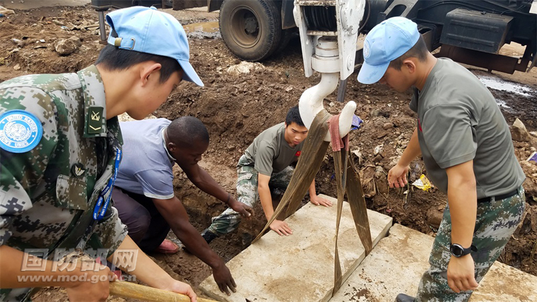 中國駐剛果（金）維和工兵分隊順利完成南基伍旅旅部下水道蓋板修復工程。