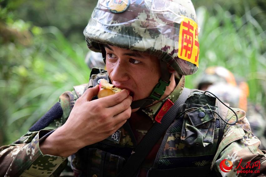 2016年11月20日，武警特戰隊員耐飢餓訓練。