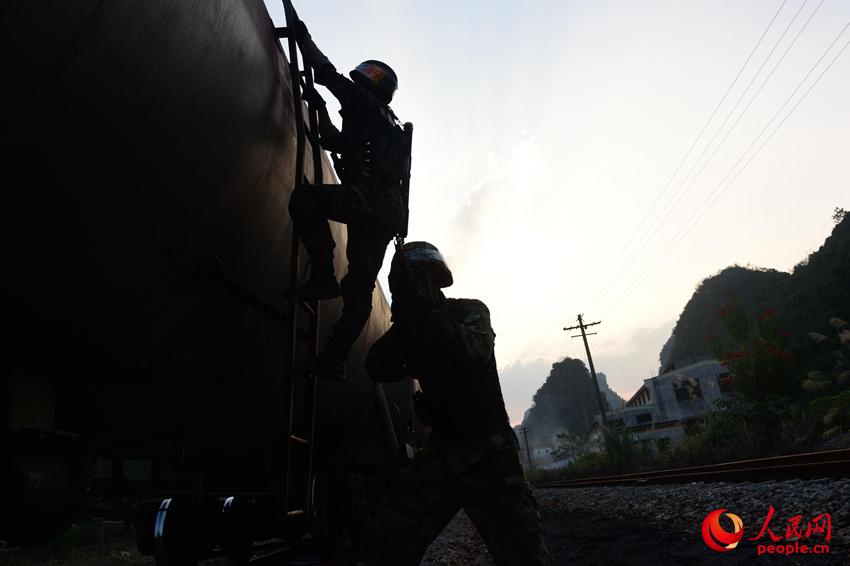 2016年11月21日，武警特戰隊員進行火車站捕殲演練。